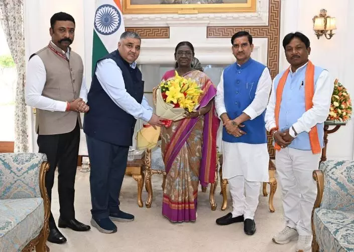 Bastar Dussehra 2026: बस्तर दशहरा के मुरिया दरबार में शामिल होंगी राष्ट्रपति द्रौपदी मुर्मु, तोखन साहू के नेतृत्व में प्रतिनिधिमंडल ने दिया न्योता Bastar Dussehra 2026: बस्तर दशहरा के मुरिया दरबार में शामिल होंगी राष्ट्रपति द्रौपदी मुर्मु, तोखन साहू के नेतृत्व में प्रतिनिधिमंडल ने दिया न्योता