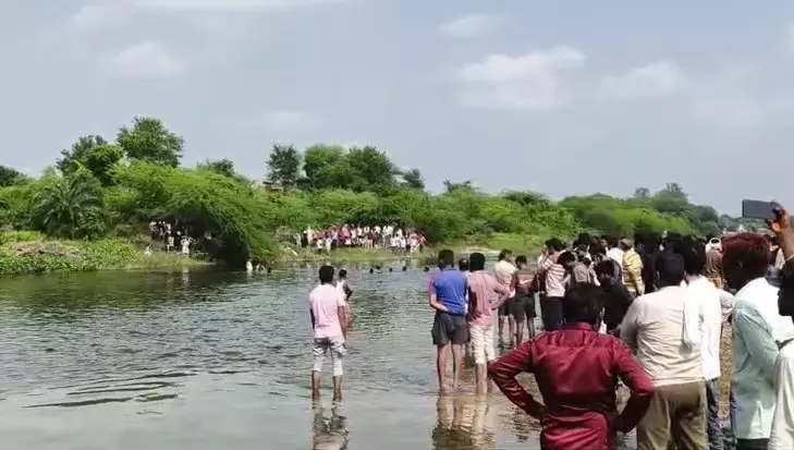 UP News : श्राद्ध कर्म के दौरान सुखनई नदी में बड़ा हादसा, एक ही परिवार के 5 लोगों की डूबने से मौत UP News : श्राद्ध कर्म के दौरान सुखनई नदी में बड़ा हादसा, एक ही परिवार के 5 लोगों की डूबने से मौत