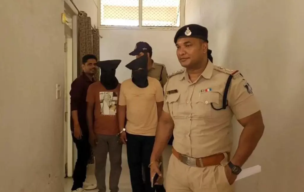 MP Crime : NRI दूल्हे और विदेशी गिफ्ट का झांसा देकर करोड़ों की ठगी, पुलिस ने 6 साइबर ठगों को दबोचा MP Crime : NRI दूल्हे और विदेशी गिफ्ट का झांसा देकर करोड़ों की ठगी, पुलिस ने 6 साइबर ठगों को दबोचा