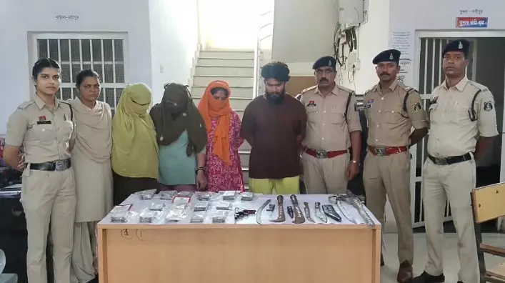CG Crime : हिस्ट्रीशीटर के घर मिला हथियारों का जखीरा, 200 से ज्यादा म्यूल अकाउंट की डिटेल और 3 लाख कैश बरामद CG Crime : हिस्ट्रीशीटर के घर मिला हथियारों का जखीरा, 200 से ज्यादा म्यूल अकाउंट की डिटेल और 3 लाख कैश बरामद