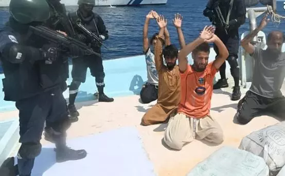 Arabian Sea Drug Seizure: अरब सागर में ड्रग्स की बड़ी खेप पकड़ी गई, 5 पाकिस्तानी हिरासत में, कीमत जानकर रह जाएंगे हैरान Arabian Sea Drug Seizure: अरब सागर में ड्रग्स की बड़ी खेप पकड़ी गई, 5 पाकिस्तानी हिरासत में, कीमत जानकर रह जाएंगे हैरान