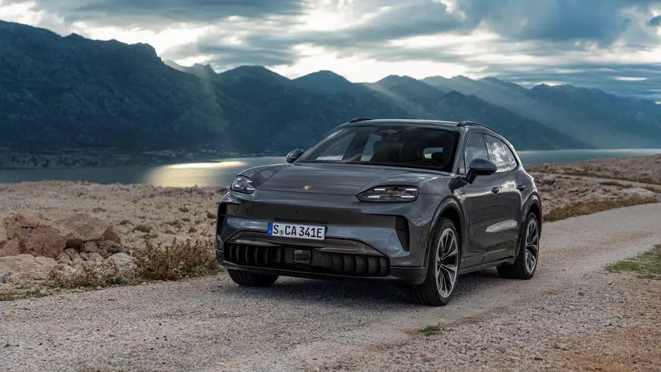 Porsche Cayenne Electric भारत में पेश: 2.5 सेकंड में 100 की रफ्तार, 642KM रेंज और कई हाईटेक फीचर्स, जानिए इसकी कीमत Porsche Cayenne Electric भारत में पेश: 2.5 सेकंड में 100 की रफ्तार, 642KM रेंज और कई हाईटेक फीचर्स, जानिए इसकी कीमत