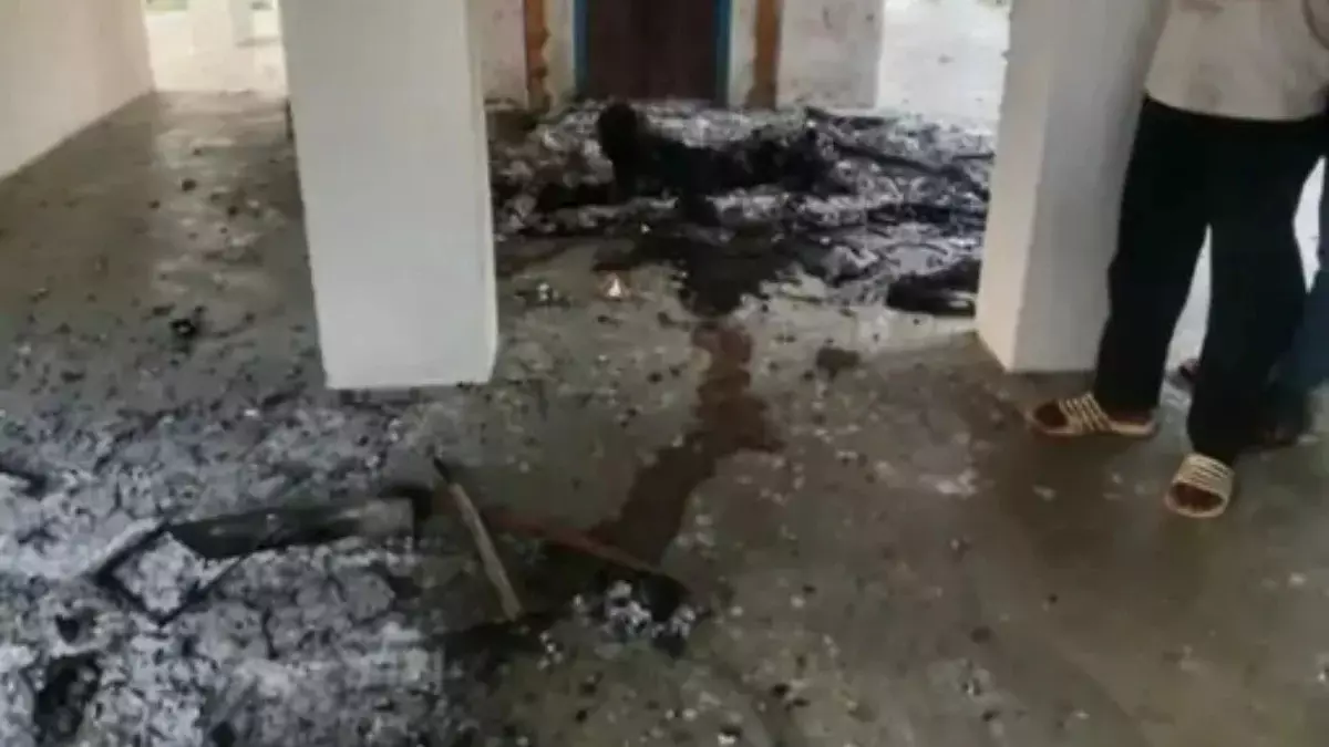 UP Crime : दो साधुओं की हत्या के बाद शवों को जलाने की कोशिश, गांव में फैली सनसनी UP Crime : दो साधुओं की हत्या के बाद शवों को जलाने की कोशिश, गांव में फैली सनसनी