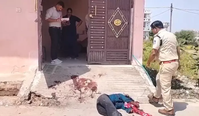 MP Crime : दिनदहाड़े युवती की चाकुओं से गोदकर हत्या, घर में बंद मिले दो मासूम बच्चे, CCTV में कैद वारदात MP Crime : दिनदहाड़े युवती की चाकुओं से गोदकर हत्या, घर में बंद मिले दो मासूम बच्चे, CCTV में कैद वारदात