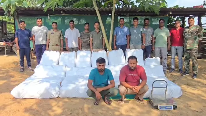 CG Crime : मिर्ची की बोरियों के नीचे छिपा था 440 किलो गांजा, 2 करोड़ से ज्यादा का माल जब्त, दो आरोपी गिरफ्तार CG Crime : मिर्ची की बोरियों के नीचे छिपा था 440 किलो गांजा, 2 करोड़ से ज्यादा का माल जब्त, दो आरोपी गिरफ्तार