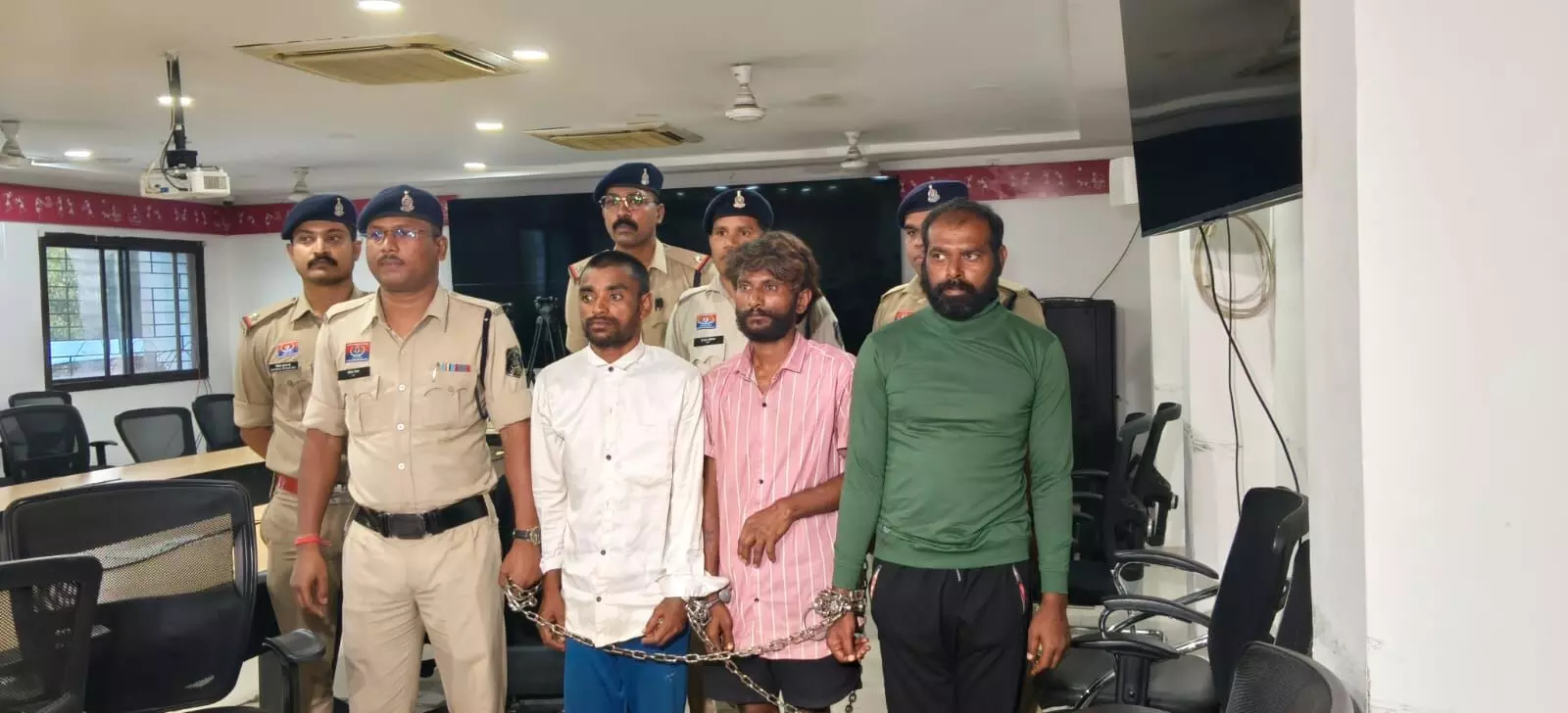 Raipur City Crime : नाखूनों में मिले DNA ने 2 साल पुरानी हत्या की गुत्थी सुलझाई, तीन आरोपी गिरफ्तार Raipur City Crime : नाखूनों में मिले DNA ने 2 साल पुरानी हत्या की गुत्थी सुलझाई, तीन आरोपी गिरफ्तार