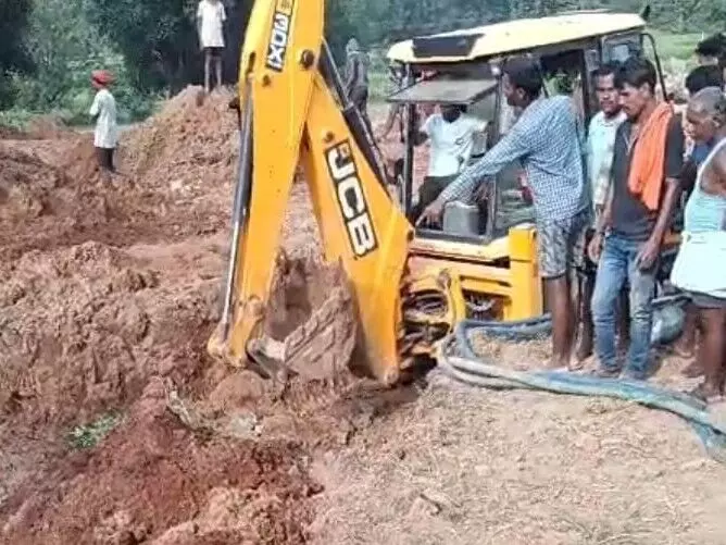 CG News : कुआं धंसने से ग्रामीण मलबे में दबा, 24 घंटे बाद भी नहीं मिला सुराग, रेस्क्यू ऑपरेशन जारी CG News : कुआं धंसने से ग्रामीण मलबे में दबा, 24 घंटे बाद भी नहीं मिला सुराग, रेस्क्यू ऑपरेशन जारी