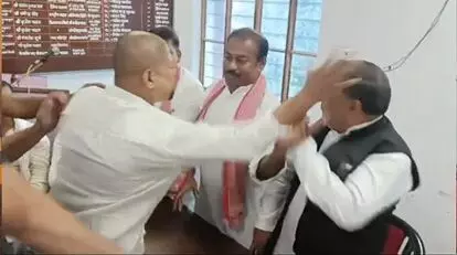 गोरखपुर में सपा की प्रेस वार्ता में मारपीट: बैठने की जगह को लेकर विवाद, पूर्व जिलाध्यक्ष को मारा थप्पड़; वीडियो वायरल गोरखपुर में सपा की प्रेस वार्ता में मारपीट: बैठने की जगह को लेकर विवाद, पूर्व जिलाध्यक्ष को मारा थप्पड़; वीडियो वायरल