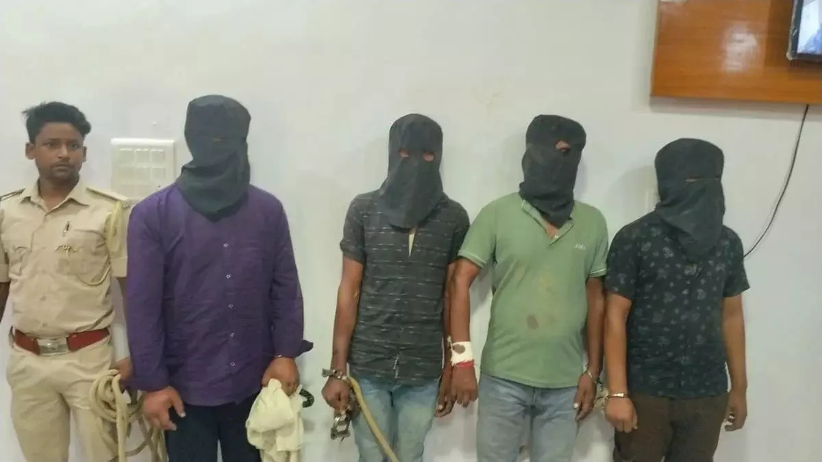 Bihar Crime : 24 घंटे में बाबूबरही लूटकांड का खुलासा, 3 कट्टे-गांजा और 2.36 लाख के साथ 4 गिरफ्तार Bihar Crime : 24 घंटे में बाबूबरही लूटकांड का खुलासा, 3 कट्टे-गांजा और 2.36 लाख के साथ 4 गिरफ्तार