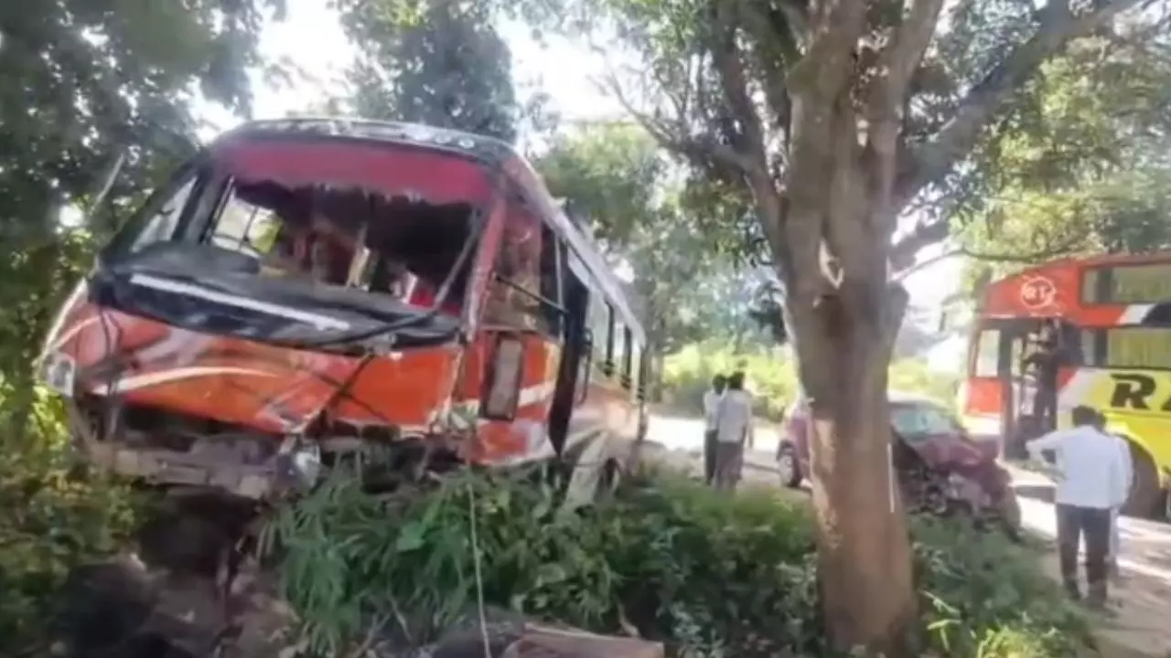 Seoni Accident: CM मोहन यादव के कार्यक्रम में मंडला जा रही बस की कार से टक्कर, कई यात्री घायल Seoni Accident: CM मोहन यादव के कार्यक्रम में मंडला जा रही बस की कार से टक्कर, कई यात्री घायल
