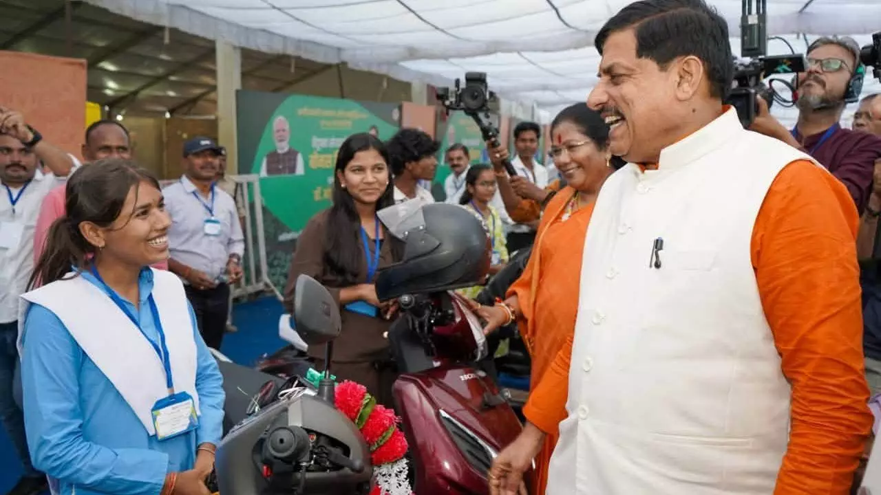 MP : CM मोहन यादव ने मेधावी छात्रों को बांटी स्कूटी, मंडला को मिली ₹460 करोड़ के विकास कार्यों की सौगात MP : CM मोहन यादव ने मेधावी छात्रों को बांटी स्कूटी, मंडला को मिली ₹460 करोड़ के विकास कार्यों की सौगात