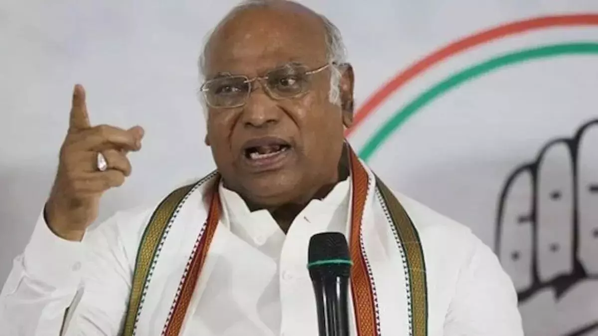 SIR से लेकर बैलेट पेपर तक: खरगे ने याद दिलाईं कांग्रेस की तीन मांगें, कहा- इससे कम पर समझौता नहीं SIR से लेकर बैलेट पेपर तक: खरगे ने याद दिलाईं कांग्रेस की तीन मांगें, कहा- इससे कम पर समझौता नहीं