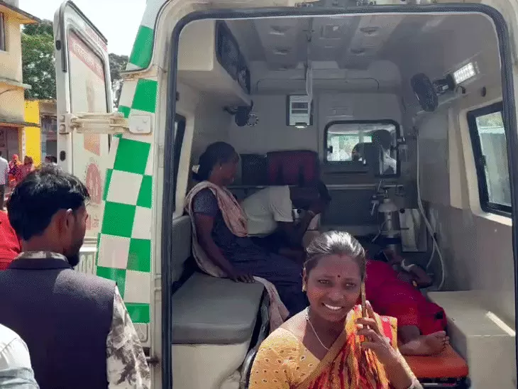 CG Accident: पेड़ से टकराई तेज रफ्तार पिकअप, 2 की मौत, 9 घायल CG Accident: पेड़ से टकराई तेज रफ्तार पिकअप, 2 की मौत, 9 घायल