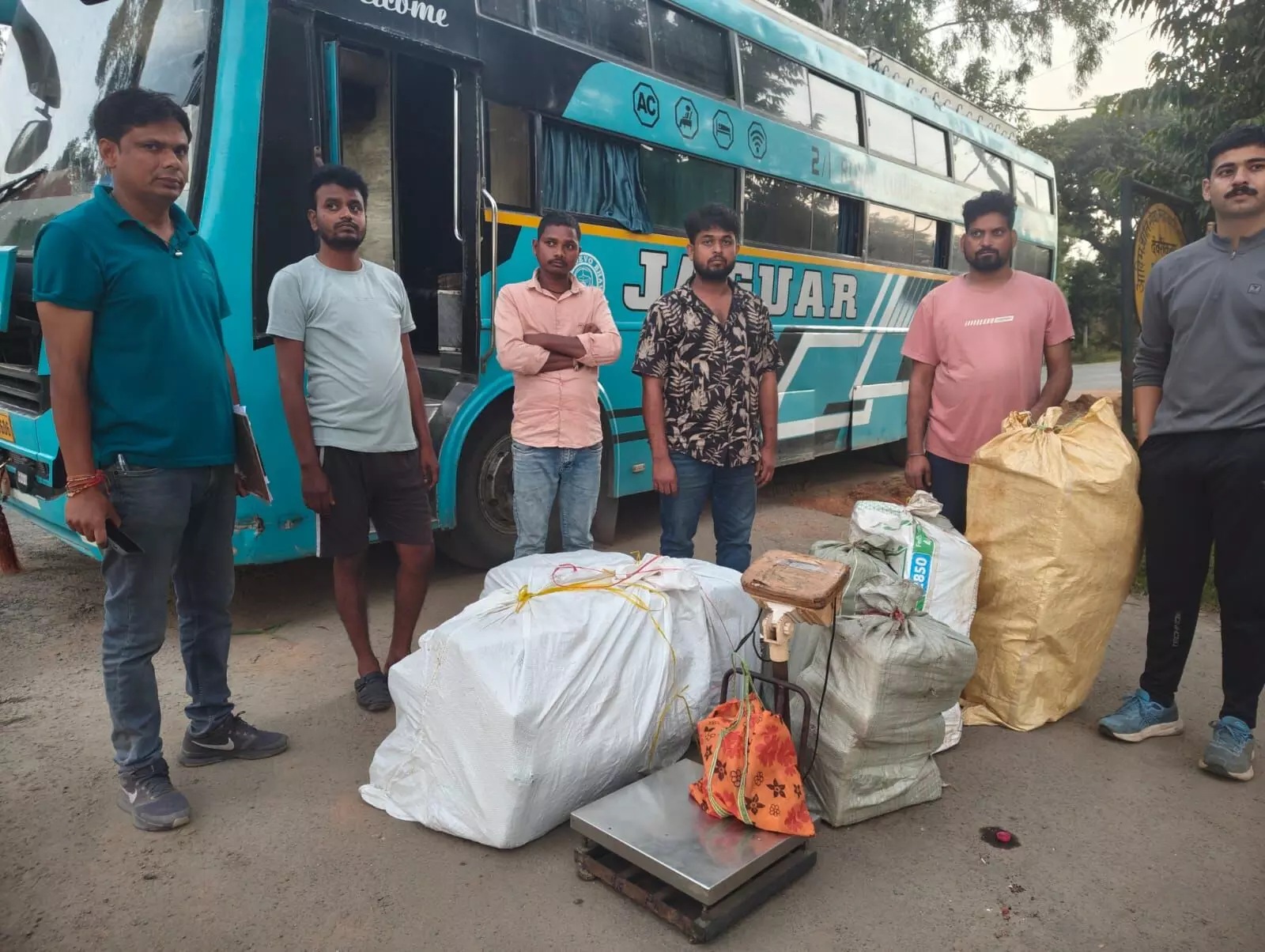 CG Crime : स्लीपर बस से 245 किलो गांजा बरामद, चालक समेत 2 गिरफ्तार, 1.73 करोड़ का माल जब्त CG Crime : स्लीपर बस से 245 किलो गांजा बरामद, चालक समेत 2 गिरफ्तार, 1.73 करोड़ का माल जब्त