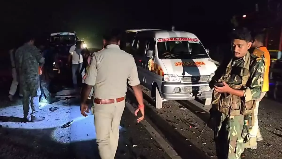 Jharkhand Accident: तेज रफ्तार कार की टक्कर से बाइक सवार तीन दोस्तों की मौत, गांव में पसरा मातम Jharkhand Accident: तेज रफ्तार कार की टक्कर से बाइक सवार तीन दोस्तों की मौत, गांव में पसरा मातम