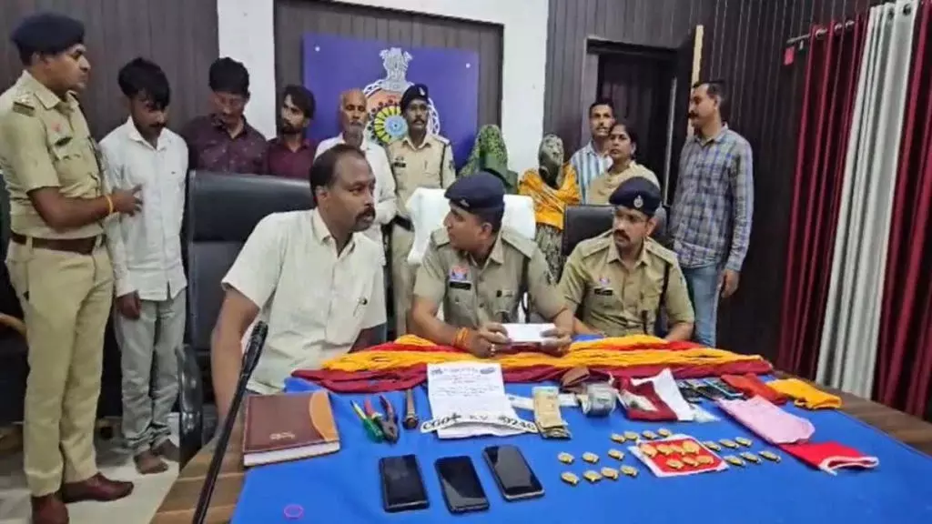 CG Crime : 19.32 लाख की ठगी का खुलासा, नकली सोना गिरवी रखकर ज्वेलर्स को बनाया शिकार, राजस्थान के 6 आरोपी गिरफ्तार CG Crime : 19.32 लाख की ठगी का खुलासा, नकली सोना गिरवी रखकर ज्वेलर्स को बनाया शिकार, राजस्थान के 6 आरोपी गिरफ्तार