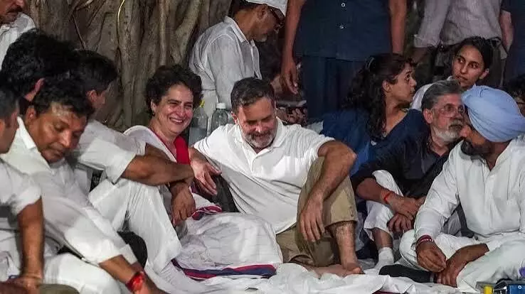Rahul Gandhi detained: दिल्ली पुलिस ने राहुल और प्रियंका गांधी को हिरासत में लिया, ECI विरोध प्रदर्शन के दौरान भारी हंगामा Rahul Gandhi detained: दिल्ली पुलिस ने राहुल और प्रियंका गांधी को हिरासत में लिया, ECI विरोध प्रदर्शन के दौरान भारी हंगामा