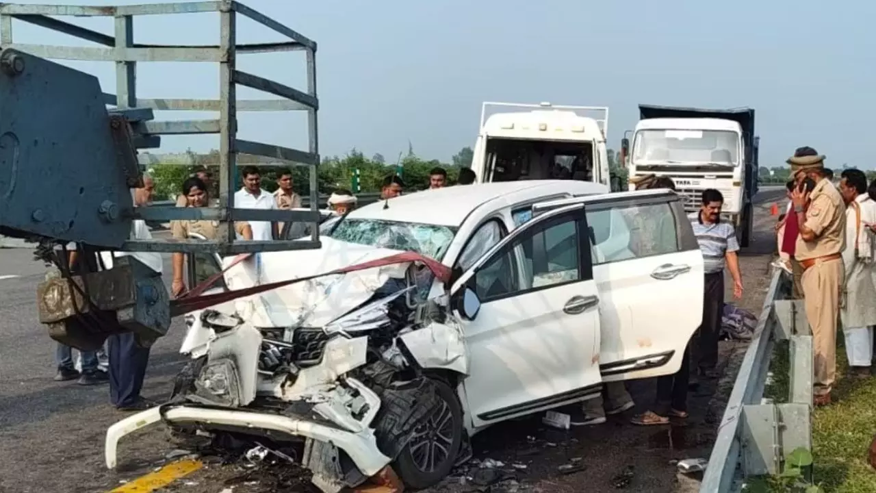 UP Accident : पूर्वांचल एक्सप्रेसवे पर ट्रक में घुसी तेज रफ्तार कार, 4 खिलाड़ियों की मौत, 2 गंभीर घायल UP Accident : पूर्वांचल एक्सप्रेसवे पर ट्रक में घुसी तेज रफ्तार कार, 4 खिलाड़ियों की मौत, 2 गंभीर घायल
