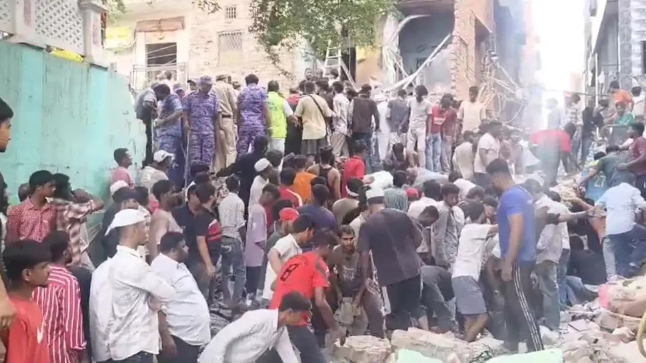 Delhi Building Collapse : दिल्ली के सीमापुरी में 5 मंजिला इमारत ढही, 15 से ज्यादा लोगों के दबे होने की आशंका; रेस्क्यू जारी Delhi Building Collapse : दिल्ली के सीमापुरी में 5 मंजिला इमारत ढही, 15 से ज्यादा लोगों के दबे होने की आशंका; रेस्क्यू जारी