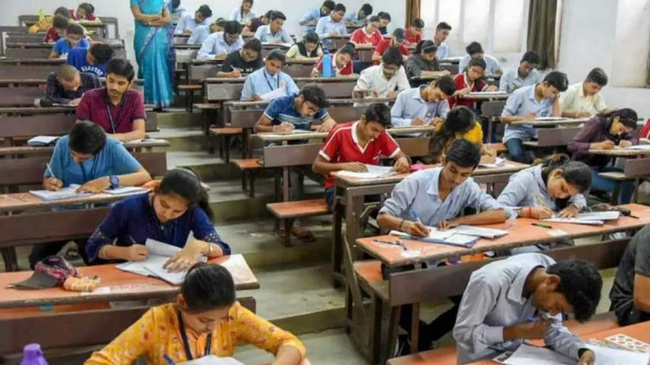 CG Assistant Teacher Exam: 11 अक्टूबर को होगी सहायक शिक्षक भर्ती परीक्षा, 2 घंटे पहले पहुंचना होगा एग्जाम सेंटर, ड्रेस कोड भी तय; पढ़े जरुरी गाइडलाइंस CG Assistant Teacher Exam: 11 अक्टूबर को होगी सहायक शिक्षक भर्ती परीक्षा, 2 घंटे पहले पहुंचना होगा एग्जाम सेंटर, ड्रेस कोड भी तय; पढ़े जरुरी गाइडलाइंस