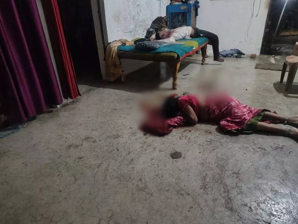 CG Crime : डबल मर्डर से फैली सनसनी, मां-बेटे को उतारा मौत की घाट, बेटी घायल CG Crime : डबल मर्डर से फैली सनसनी, मां-बेटे को उतारा मौत की घाट, बेटी घायल