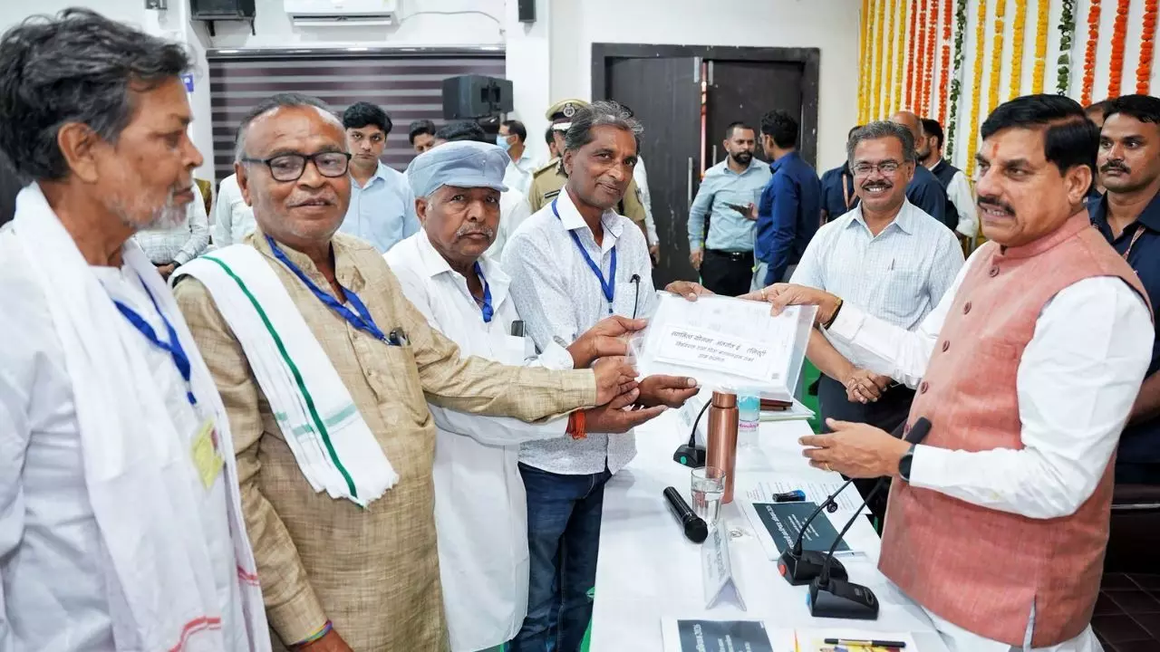 MP News: हरदा में 10 ग्रामीणों को मिला जमीन का मालिकाना हक, CM डॉ. मोहन यादव ने सौंपे रजिस्ट्री प्रमाण-पत्र MP News: हरदा में 10 ग्रामीणों को मिला जमीन का मालिकाना हक, CM डॉ. मोहन यादव ने सौंपे रजिस्ट्री प्रमाण-पत्र