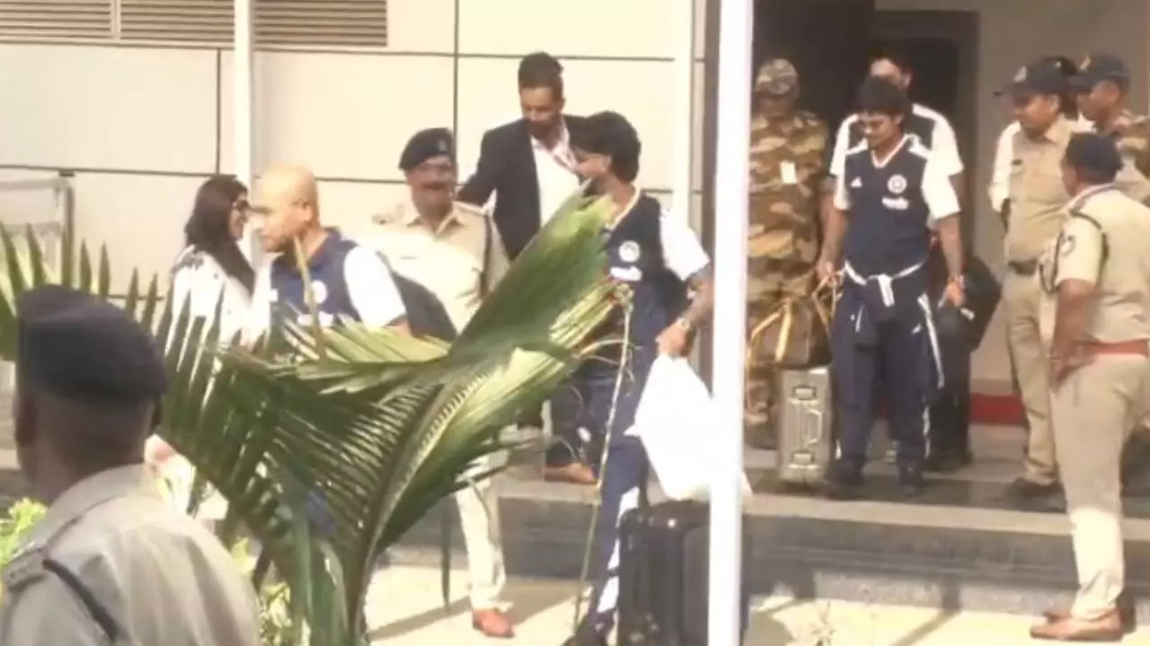 IND vs WI: भारत-वेस्टइंडीज टीम पहुंचीं इंदौर, खिलाड़ियों को देखने उमड़े क्रिकेट प्रेमी; होलकर स्टेडियम में कल T20 का रोमांच IND vs WI: भारत-वेस्टइंडीज टीम पहुंचीं इंदौर, खिलाड़ियों को देखने उमड़े क्रिकेट प्रेमी; होलकर स्टेडियम में कल T20 का रोमांच