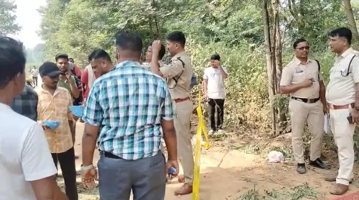 CG Crime : मां-बेटे की संदिग्ध मौत से सनसनी, सड़क किनारे मिला बेटे का शव, घर के बंद कमरे में मिली शिक्षिका मां की लाश CG Crime : मां-बेटे की संदिग्ध मौत से सनसनी, सड़क किनारे मिला बेटे का शव, घर के बंद कमरे में मिली शिक्षिका मां की लाश