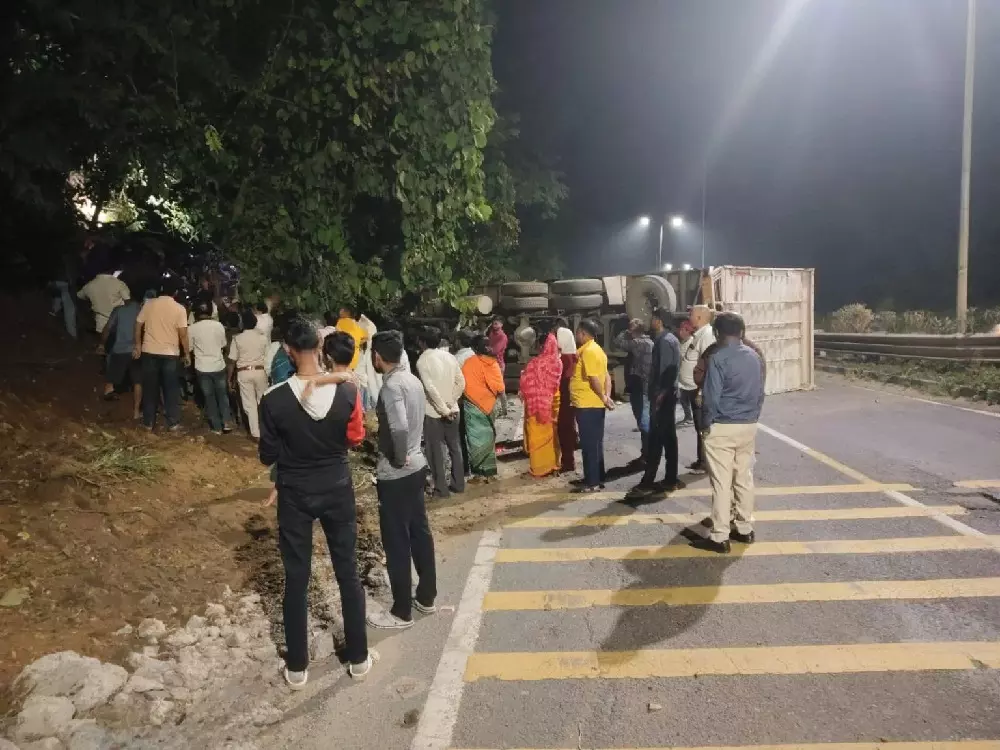 Jharkhand Accident : तेज रफ्तार कंटेनर ने चुट्टूपालू घाटी में कार को मारी टक्कर, महिला समेत 2 की मौत Jharkhand Accident : तेज रफ्तार कंटेनर ने चुट्टूपालू घाटी में कार को मारी टक्कर, महिला समेत 2 की मौत