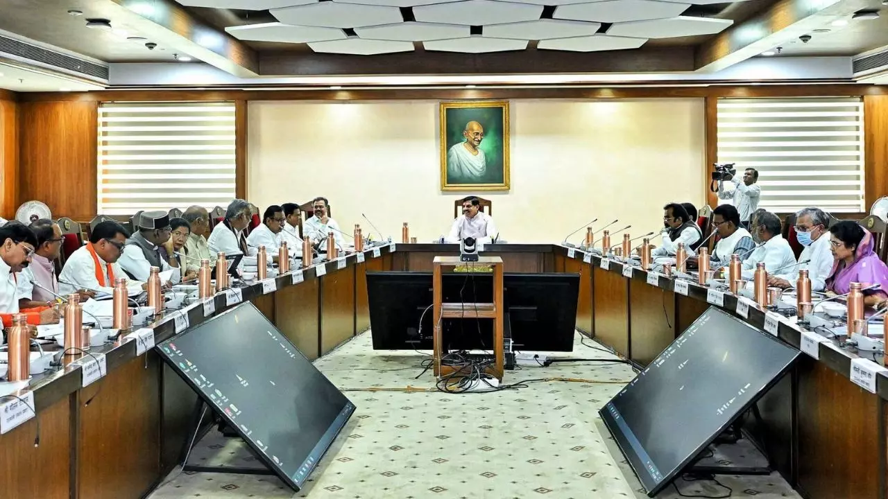 MP Cabinet Meeting: मोहन यादव कैबिनेट के बड़े फैसले, मुफ्त राशन-आयुष्मान से लेकर 900 कानून खत्म करने तक हुई अहम चर्चा MP Cabinet Meeting: मोहन यादव कैबिनेट के बड़े फैसले, मुफ्त राशन-आयुष्मान से लेकर 900 कानून खत्म करने तक हुई अहम चर्चा
