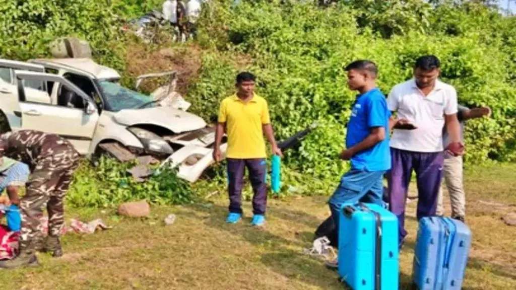 CG Accident : कार और ट्रेलर की आमने-सामने हुई भिड़ंत, 3 की मौत, दो घायल CG Accident : कार और ट्रेलर की आमने-सामने हुई भिड़ंत, 3 की मौत, दो घायल