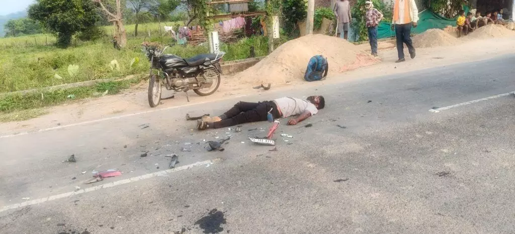 CG Accident : दो बाइकों की आमने-सामने भिड़ंत, एक की मौत और दो घायल CG Accident : दो बाइकों की आमने-सामने भिड़ंत, एक की मौत और दो घायल