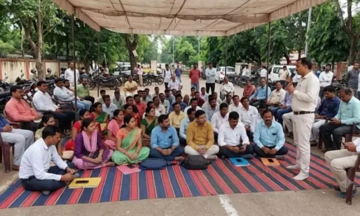 Chhattisgarh Patwari Strike: PV ऐप के विरोध में पटवारियों की अनिश्चितकालीन हड़ताल दूसरे दिन भी जारी, तहसीलों में काम प्रभावित Chhattisgarh Patwari Strike: PV ऐप के विरोध में पटवारियों की अनिश्चितकालीन हड़ताल दूसरे दिन भी जारी, तहसीलों में काम प्रभावित