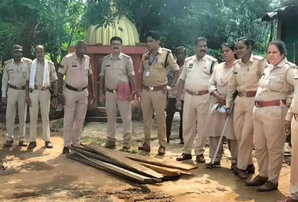 CG News : पुलिस और वन विभाग की टीम ने दी दबिश, पूर्व सरपंच के बेटे के कब्जे से सागौन के 31 नग जब्त CG News : पुलिस और वन विभाग की टीम ने दी दबिश, पूर्व सरपंच के बेटे के कब्जे से सागौन के 31 नग जब्त