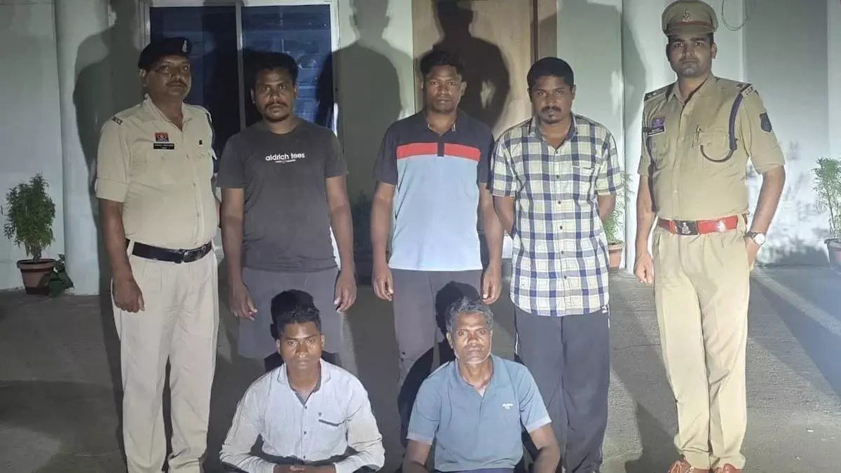 CG Crime : लौह खदान में आगजनी का खुलासा, ‘लाल सलाम’ पर्चा छोड़ने के मामले में 5 गिरफ्तार CG Crime : लौह खदान में आगजनी का खुलासा, ‘लाल सलाम’ पर्चा छोड़ने के मामले में 5 गिरफ्तार