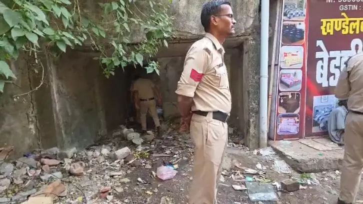 MP Crime : 12 साल की बच्ची की खंडहर में मिला शव, पुलिस जांच में जुटी MP Crime : 12 साल की बच्ची की खंडहर में मिला शव, पुलिस जांच में जुटी