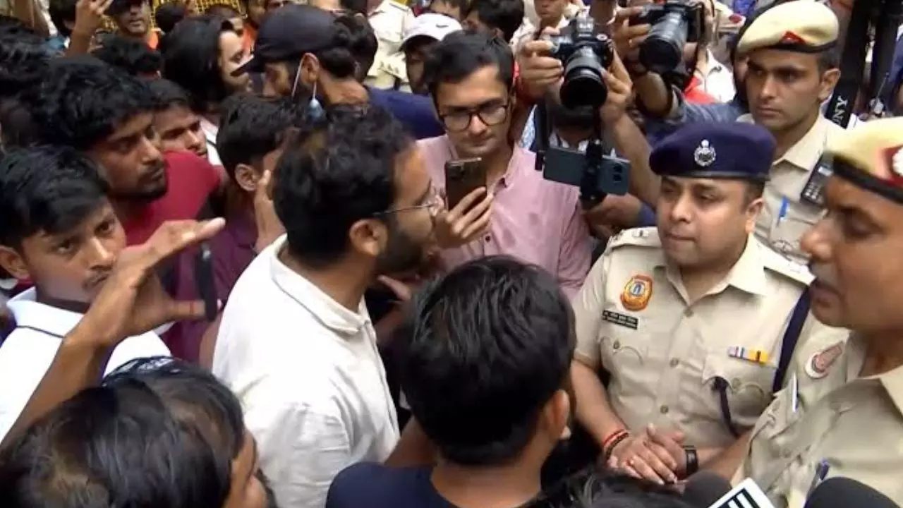 CJP Protest: तिरंगा मार्च से पहले अभिजीत दिपके हिरासत में, कनॉट प्लेस में सुरक्षा कड़ी; सेंट्रल पार्क बंद करने पर SC में सुनवाई CJP Protest: तिरंगा मार्च से पहले अभिजीत दिपके हिरासत में, कनॉट प्लेस में सुरक्षा कड़ी; सेंट्रल पार्क बंद करने पर SC में सुनवाई