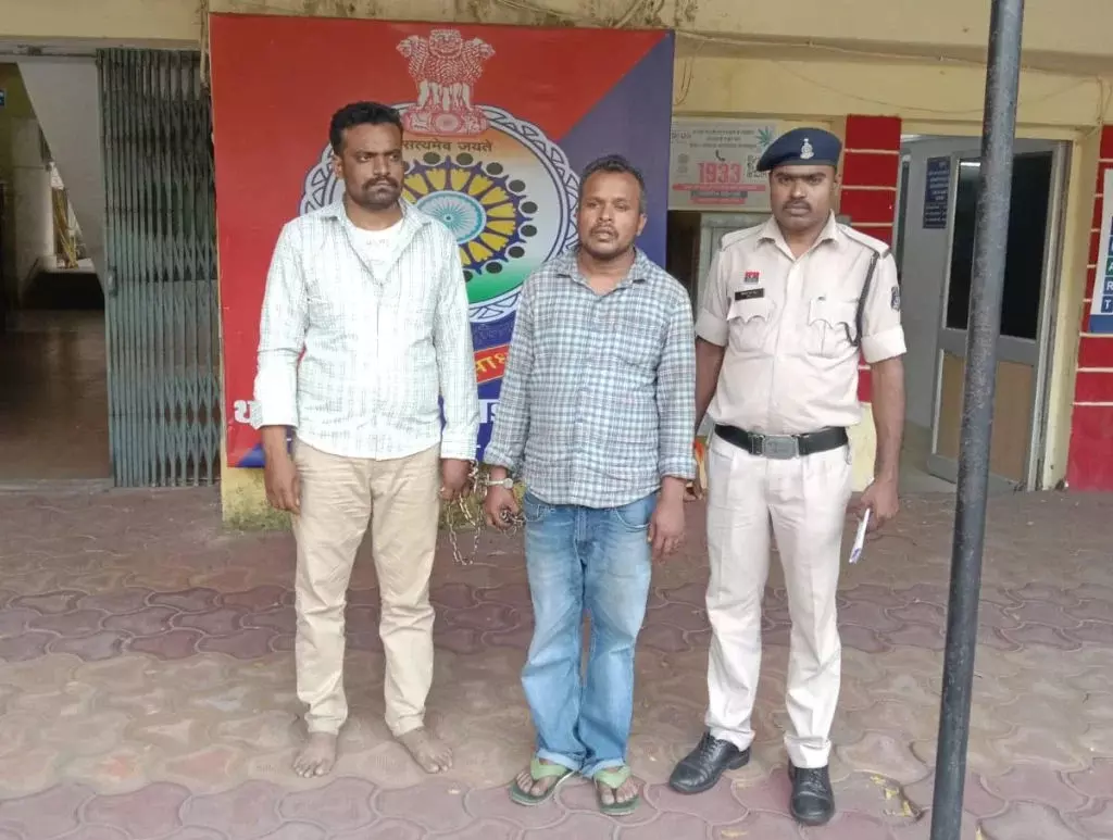 Raipur City Crime : 53 लाख की उठाईगिरी की गुत्थी सुलझी, कारोबारी की रेकी कर उड़ाई थी रकम, गीजर और खिलौनों में छिपाए थे नोट, दो गिरफ्तार Raipur City Crime : 53 लाख की उठाईगिरी की गुत्थी सुलझी, कारोबारी की रेकी कर उड़ाई थी रकम, गीजर और खिलौनों में छिपाए थे नोट, दो गिरफ्तार