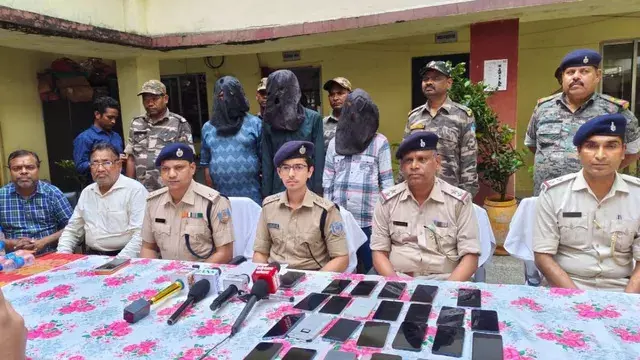 Jharkhand Crime : इलेक्ट्रॉनिक दुकान से मोबाइल पार करने वाले तीन आरोपी नेपाल से गिरफ्तार, 21 फोन बरामद Jharkhand Crime : इलेक्ट्रॉनिक दुकान से मोबाइल पार करने वाले तीन आरोपी नेपाल से गिरफ्तार, 21 फोन बरामद