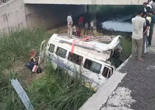 Bhopal Khatushyam Bus Accident: खाटूश्याम जा रही श्रद्धालुओं की मिनी बस नाले में गिरी, 8 लोगों की मौत; 17 घायल Bhopal Khatushyam Bus Accident: खाटूश्याम जा रही श्रद्धालुओं की मिनी बस नाले में गिरी, 8 लोगों की मौत; 17 घायल
