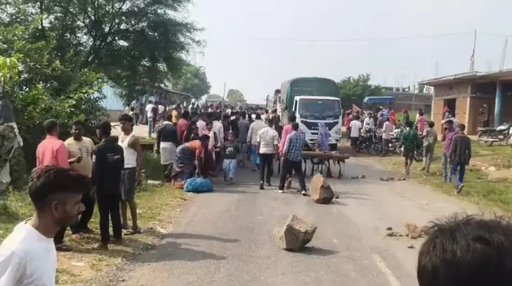 CG Accident : गिट्टी लोड ट्रैक्टर ने स्कूटी सवार महिला को कुचला, हुई मौत, ग्रामीणों ने किया चक्काजाम CG Accident : गिट्टी लोड ट्रैक्टर ने स्कूटी सवार महिला को कुचला, हुई मौत, ग्रामीणों ने किया चक्काजाम