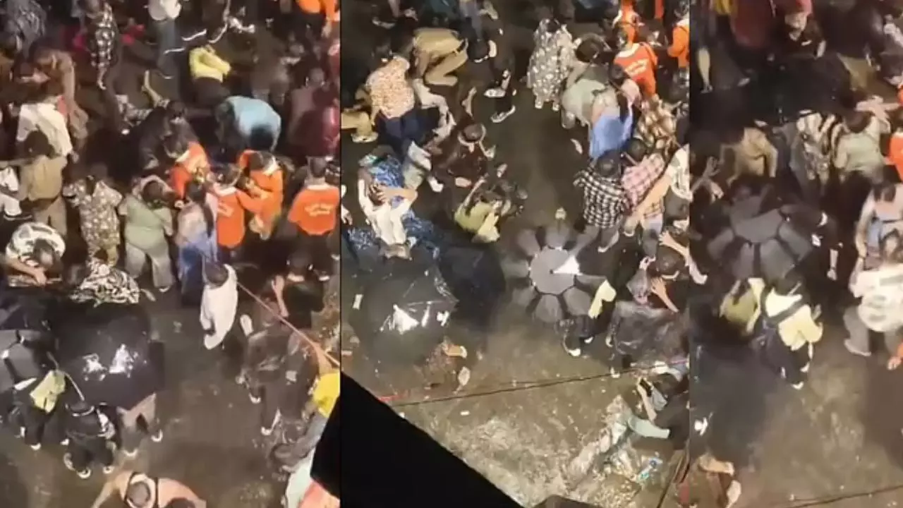 Chorbagan Stampede: कोलकाता के चोरबगान में दुर्गा पूजा पंडाल के ढहने से मची भगदड़, हादसे में 17 लोगों की मौत; कई घायल Chorbagan Stampede: कोलकाता के चोरबगान में दुर्गा पूजा पंडाल के ढहने से मची भगदड़, हादसे में 17 लोगों की मौत; कई घायल