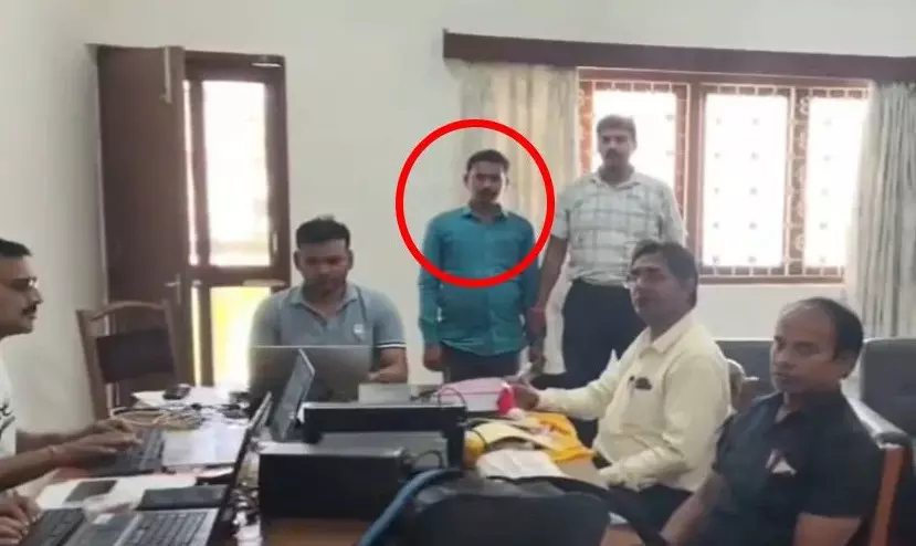 MP News : सफाईकर्मी की हाजिरी लगाने के बदले मांगी रिश्वत, 2 हजार रुपये लेते नगर निगम का सुपरवाइजर गिरफ्तार MP News : सफाईकर्मी की हाजिरी लगाने के बदले मांगी रिश्वत, 2 हजार रुपये लेते नगर निगम का सुपरवाइजर गिरफ्तार