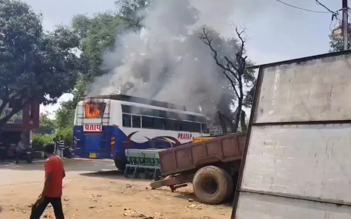MP News: मऊगंज में बड़ा हादसा, चलती बस में लगी भीषण आग, मची अफरा-तफरी MP News: मऊगंज में बड़ा हादसा, चलती बस में लगी भीषण आग, मची अफरा-तफरी
