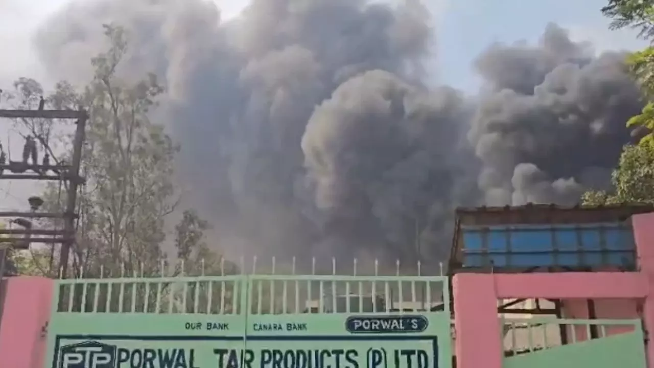 Urla Factory Fire: उरला की Porwal Tar Products फैक्ट्री में लगी आग, फायर फ्रिगेड मौके पर Urla Factory Fire: उरला की Porwal Tar Products फैक्ट्री में लगी आग, फायर फ्रिगेड मौके पर