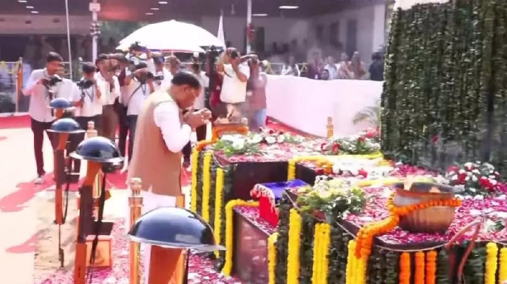 CG News : पुलिस स्मृति दिवस पर CM साय ने शहीद जवानों को दी श्रद्धांजलि, नक्सलवाद के खिलाफ वीरता और बलिदान को किया नमन CG News : पुलिस स्मृति दिवस पर CM साय ने शहीद जवानों को दी श्रद्धांजलि, नक्सलवाद के खिलाफ वीरता और बलिदान को किया नमन