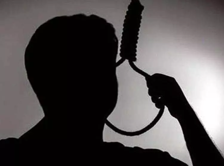CG News : कांग्रेस जिलाध्यक्ष के पूर्व वाहन चालक ने की आत्महत्या, पुलिस जांच में जुटी CG News : कांग्रेस जिलाध्यक्ष के पूर्व वाहन चालक ने की आत्महत्या, पुलिस जांच में जुटी