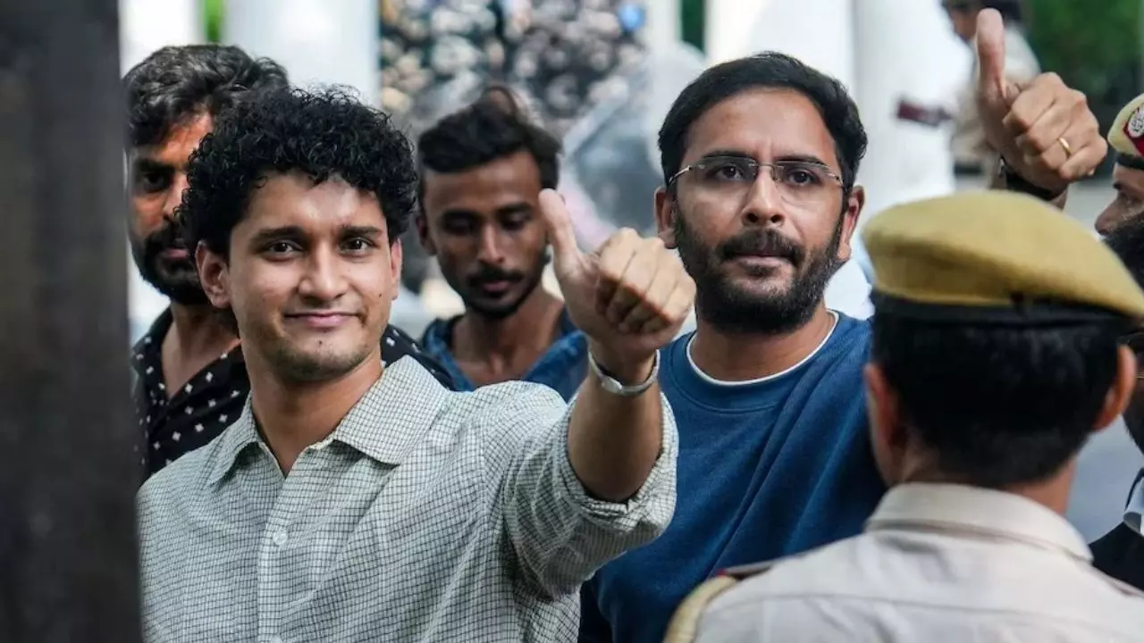 CJP Leaders Bail: सौरव दास और आशुतोष रांका को मिली जमानत, 7 दिन बाद हुए जेल से रिहा CJP Leaders Bail: सौरव दास और आशुतोष रांका को मिली जमानत, 7 दिन बाद हुए जेल से रिहा