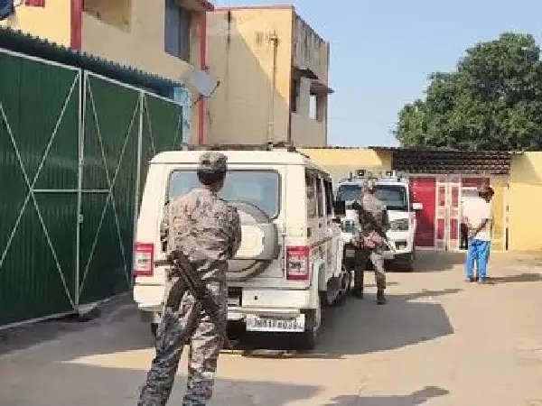 Jharkhand News : JMM जिलाध्यक्ष के सुरक्षाकर्मी की संदिग्ध मौत, बंद कमरे में मिला शव, AK-47 से चली थी गोली Jharkhand News : JMM जिलाध्यक्ष के सुरक्षाकर्मी की संदिग्ध मौत, बंद कमरे में मिला शव, AK-47 से चली थी गोली