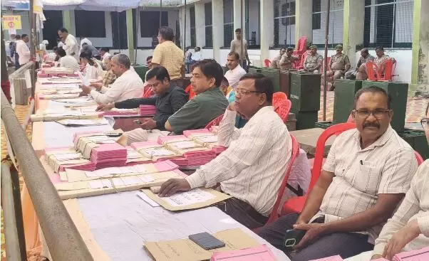 MLC Election 2026 LIVE: 4 राज्यों की 28 सीटों पर वोटिंग, UP में BJP-सपा के बीच मुकाबला MLC Election 2026 LIVE: 4 राज्यों की 28 सीटों पर वोटिंग, UP में BJP-सपा के बीच मुकाबला
